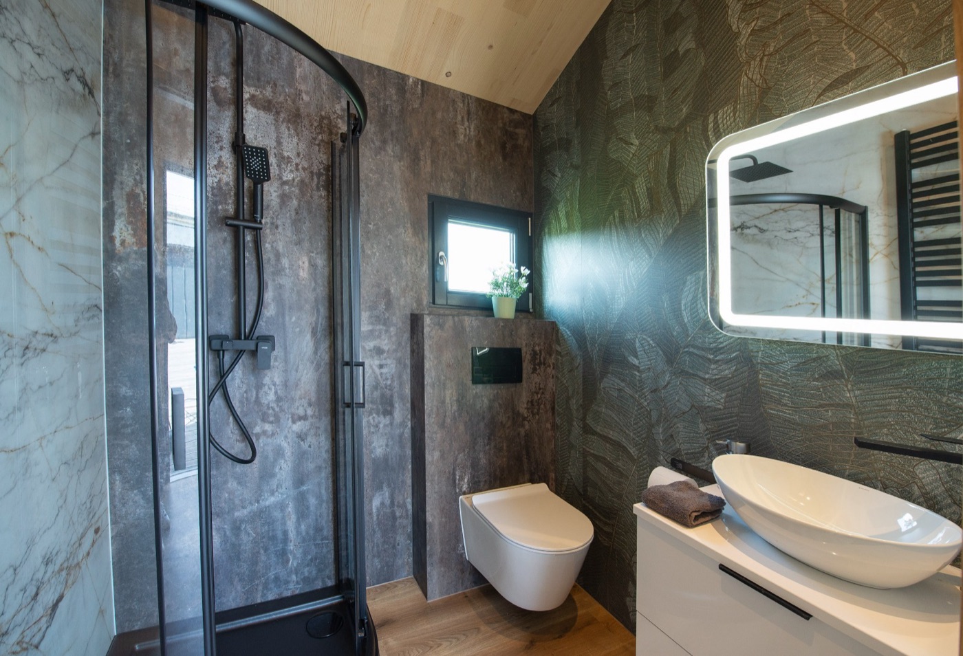 Badezimmer – moderne Dusche, WC und Waschbecken